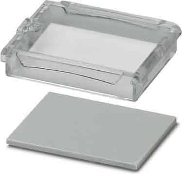 Eine durchsichtige Plastikbox mit offener Deckelöffnung neben einem flachen grauen rechteckigen Objekt, möglicherweise ein Deckel oder eine Abdeckung, auf weißem Hintergrund.