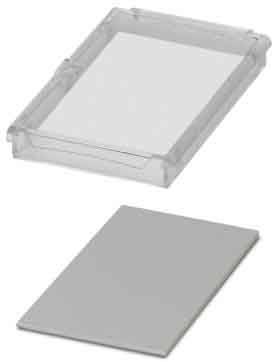 Ein transparenter Plastik-Musikkassetten-Behälter und ein separates rechteckiges Stück grauen Papiers, das daneben liegt.