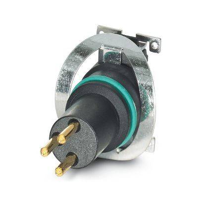 Auf einer Weiß-/Montagering aus Metall an der Wand befestigter runder elektrischer Stecker mit zwei vergoldeten Stiften