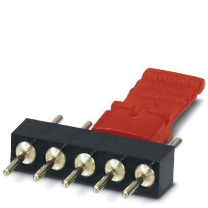 Roter Schlüssel auf schwarzem Terminalblock mit fünf Metallstiften, verwendet für elektronische Verbindungen oder Schaltkreistests.