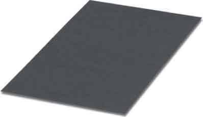 Eine dunkelgraue rechteckige Oberfläche, die wahrscheinlich ein Stück Schleifpapier oder ein ähnliches Material darstellt, die vor einem einfarbigen weißen Hintergrund gezeigt wird.