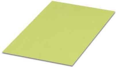 Ein einfarbiges, pastellgrünes Blatt Papier auf einem weißen Hintergrund.