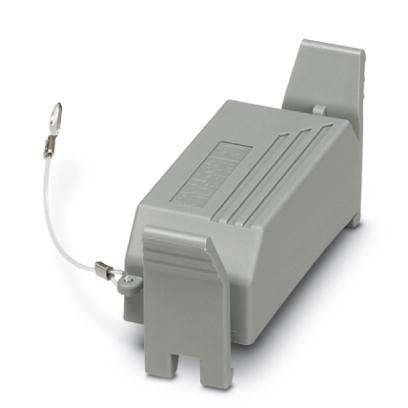 Ein graues Gehäuse für elektrische Ausrüstung mit einem angeschlossenen Kabel und Anschluss, wahrscheinlich zur Schutz- oder Verbindung von elektrischen Komponenten verwendet.