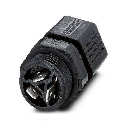 Schwarzer kreisförmiger Elektrostecker-Adapter mit drei Metallkontakten und gerilltem Gehäuse auf weißem Hintergrund