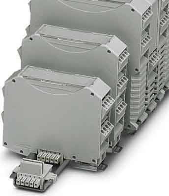 Eine Reihe grauer industrieller Klemmenblöcke mit mehreren Anschlusspunkten, die für elektrische Verkabelung verwendet werden.