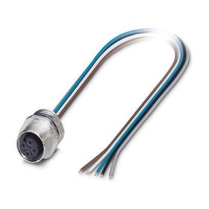 Ein metallischer zylindrischer Stromstecker, an dem vier farbige Kabel befestigt sind, isoliert auf weißem Hintergrund dargestellt.