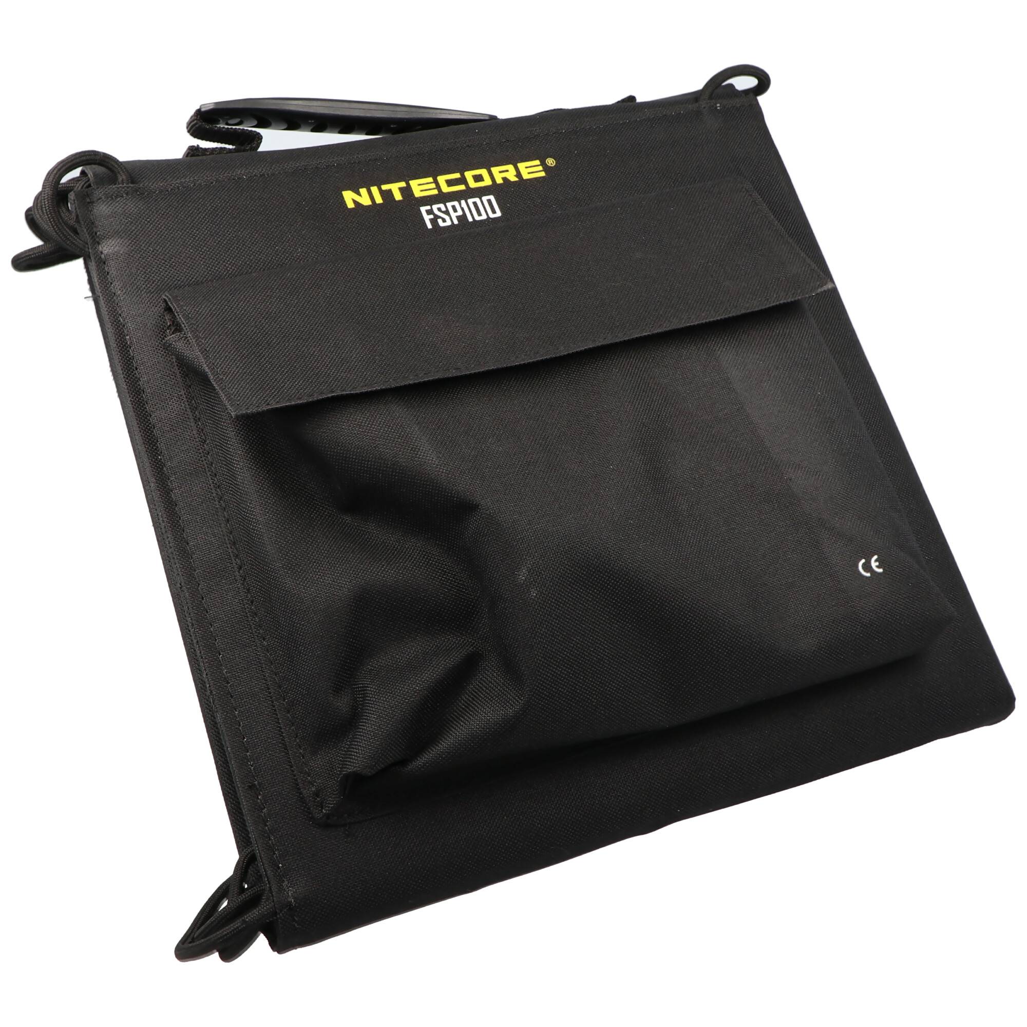 Schwarzes zusammenklappbares Nitecore FSP100 Solarpanel mit Seitenschleifen und frontal angebrachter Tasche, geschlossen auf weißem Hintergrund gezeigt.