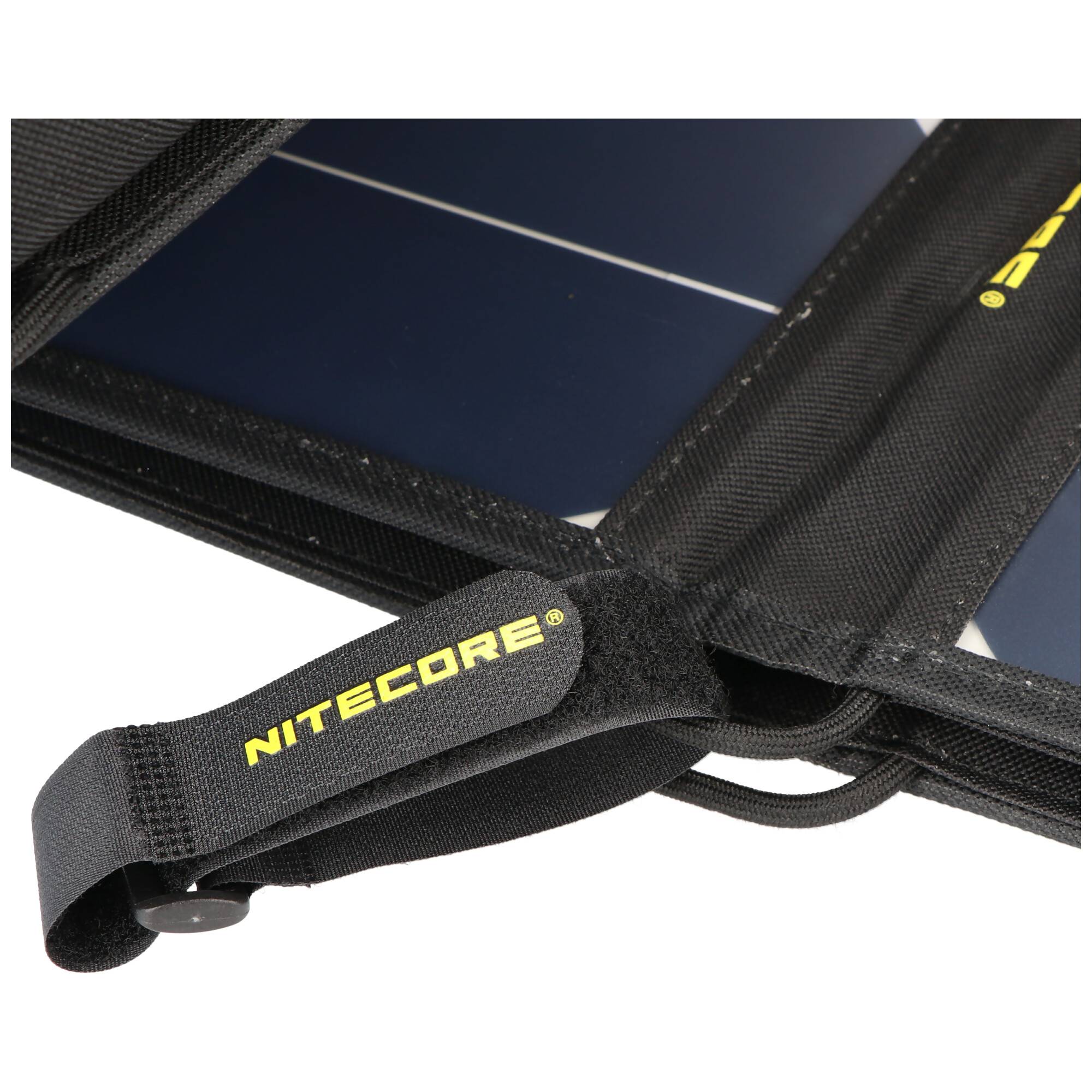 Nahaufnahme eines Nitecore-Solarpanels in einem schwarzen Stofftransporttasche mit Tragegriffen.