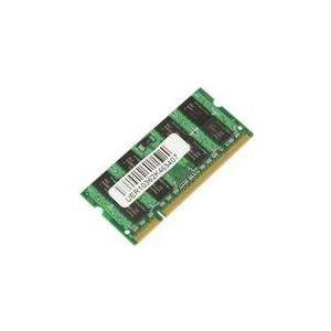Ein einzelnes grünes RAM-Speichermodul (Laptop-Computerspeicherstift) auf weißem Hintergrund gezeigt.