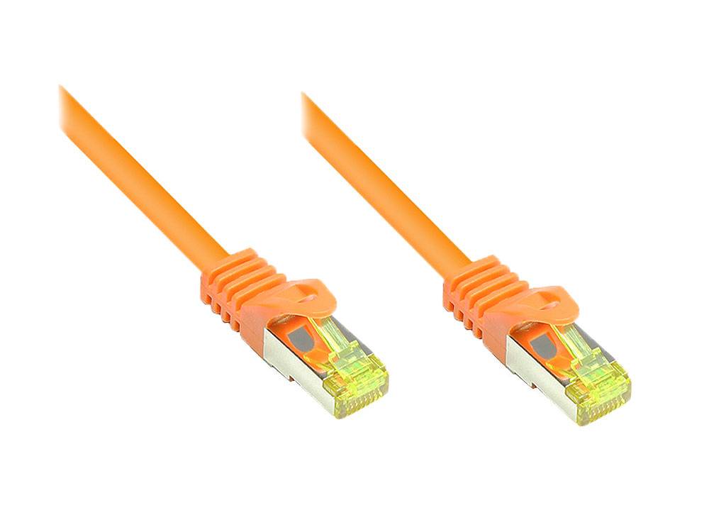 Zwei orangefarbene Ethernetkabel mit RJ45-Steckern auf weißem Hintergrund.