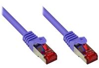 Zwei violette Ethernet-Kabel mit RJ45-Steckern nebeneinander auf weißem Hintergrund.