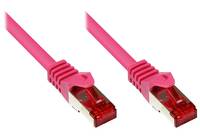 Zwei rosa Ethernet-Netzwerkkabel mit roten RJ45-Steckern auf weißem Hintergrund.