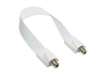 Weißes Flachbandkabel mit Metallsteckern an beiden Enden, gezeigt auf einem einfachen Hintergrund.
