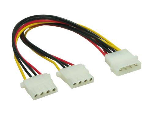 Drei weiße 4-polige Stromstecker für Computer, angebracht an einem gebündelten mehrfarbigen Kabelstrang, gezeigt auf einem einfachen Hintergrund.