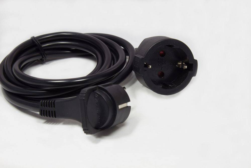 Good Connections® Verlängerung Schutzkontakt-Flachstecker Typ E+F (gewinkelt) an Buchse Typ F, schwarz, 1,50 mm², 5 m