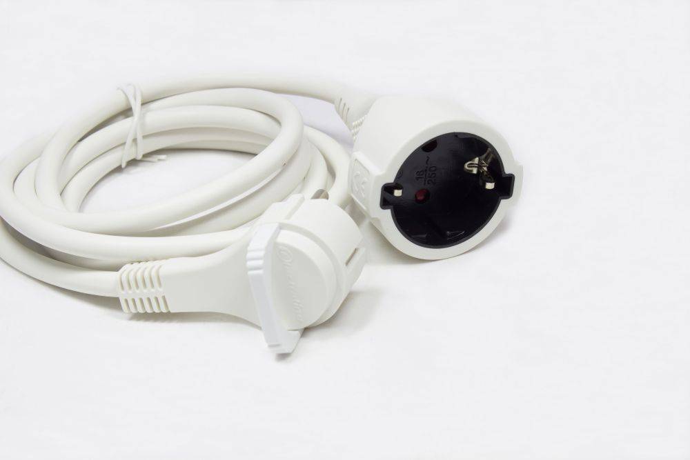 Good Connections® Verlängerung Schutzkontakt-Flachstecker Typ E+F (gewinkelt) an Buchse Typ F (gerade), weiß, 10 m