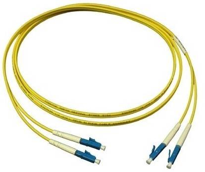 Gelbes Lichtwellenleiterkabel mit vier blau-weißen Steckverbindern aufgerollt auf weißem Hintergrund.
