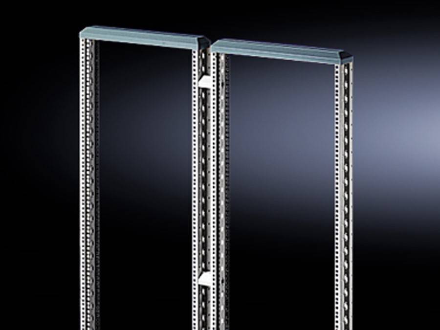 Ein hoher, leerer Metallserver-Rack mit vertikalen Stützträgern, vor einem dunkel abgestuften Hintergrund.