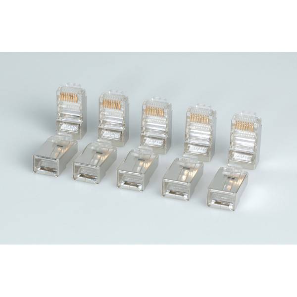 Fünf durchsichtige RJ45-Ethernet-Kabelstecker in zwei Reihen auf hellgrauem Hintergrund angeordnet