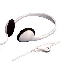 Weiße Over-Ear-Kopfhörer mit angebrachter Inline-Steuerung und Kabel auf neutralem Hintergrund.