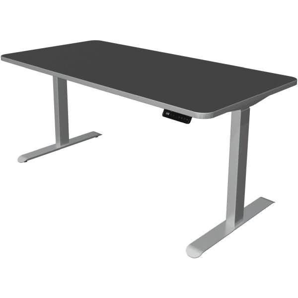 Verstellbarer Schreibtisch mit einer dunklen rechteckigen Tischplatte und silbernen Metallbeinen, dargestellt auf weißem Hintergrund.