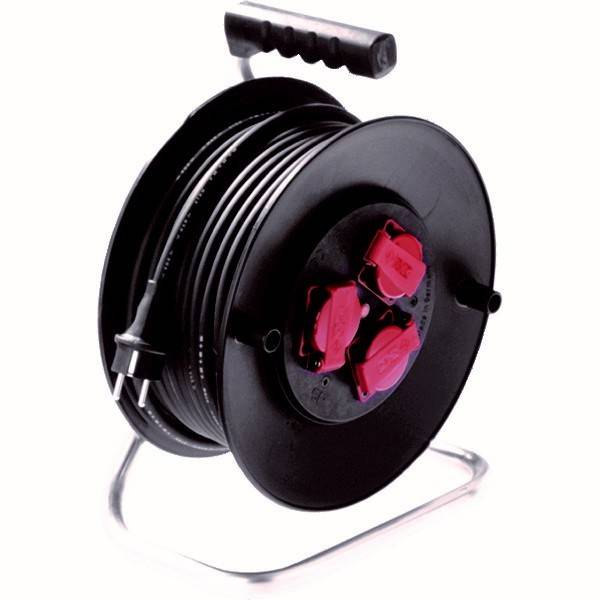 Eine schwarze Kabeltrommel mit einem Griff, die drei rote elektrische Steckdosen auf ihrer Vorderseite aufweist, steht auf einem Metallständer.