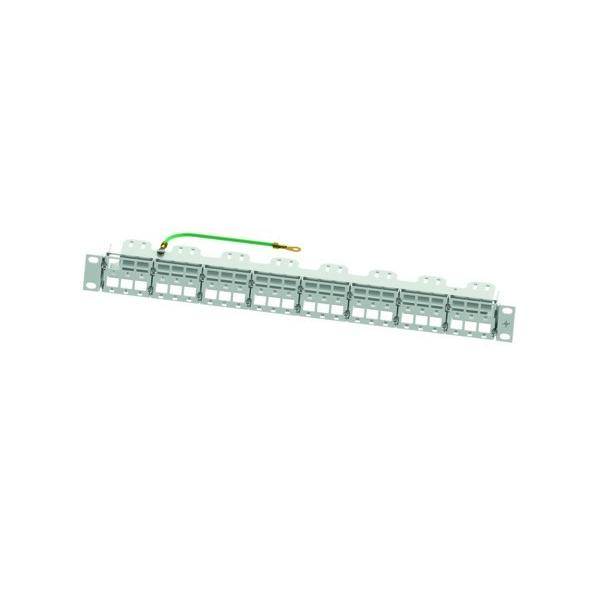 Ein hellgrauer Patchpanel mit 12 leeren Ports und einem grünen Erdungsdraht ist zu sehen, der typischerweise für das Netzwerkkabelmanagement verwendet wird.