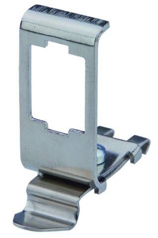 Eine Metallhalterung mit einem rechteckigen Ausschnitt und einem gebogenen Clip an der Basis, die dazu dient, elektrische oder mechanische Komponenten zu befestigen oder zu unterstützen.
