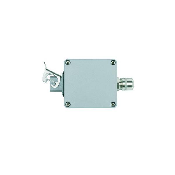 Ein quadratisches, metallisches elektrisches Gehäuse mit einem Klapphaken auf der linken und einem Kabelverschraubungsanschluss auf der rechten Seite.