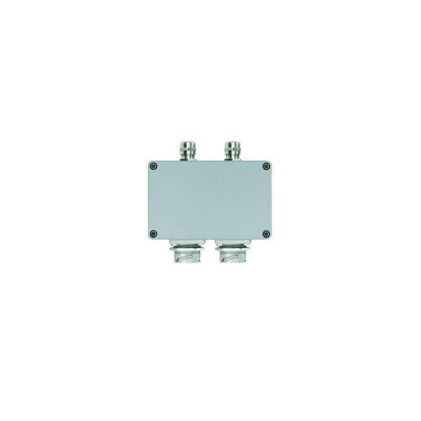 Eine Metallverteilerdose mit zwei Kabeleintritten oben und zwei unten, befestigt mit Schrauben.