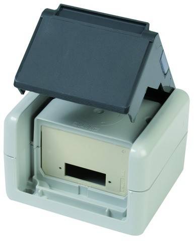 Ein kleiner, offener Drucker mit einem vorderen Einschub und einem schwarzen, angehobenen Deckel. Das Design ist kompakt und für die Nutzung auf dem Schreibtisch geeignet.