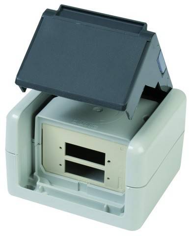 Kompakter Thermotransferdrucker mit einer offenen Kunststoffblende, die zwei Einschübe für Medieneinlegung freilegt. Der Deckel ist teilweise geöffnet.