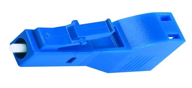 Ein blauer Ethernet-Kabelstecker, teilweise zu sehen, der einen Fokus auf Netzwerk- oder Internetkonnektivität andeutet.