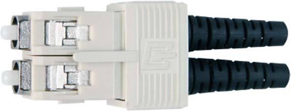 Eine Nahaufnahme eines Computerkabels mit einem weißen Anschluss, der eine strukturierte Oberfläche und einen stilisierten Buchstaben 'C' als Prägung aufweist.