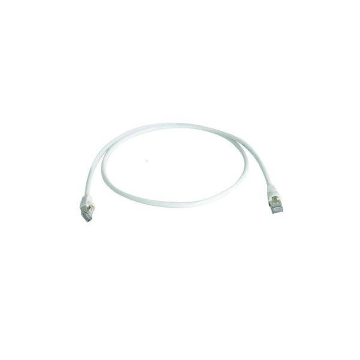 Ein kurzes, durchscheinendes Ethernet-Netzwerkkabel mit RJ45-Steckern an beiden Enden, isoliert auf weißem Hintergrund.