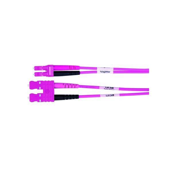 Zwei violette Glasfaserkabel mit LC-Anschlüssen, beschriftet mit ‚OM4 50/125' und ‚Patentierte Abschlusstechnologie'.