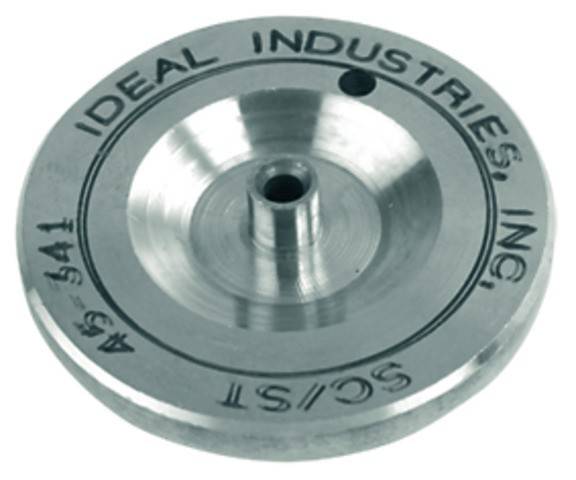 Kreisförmiges Metallbauteil mit der Gravur 'IDEAL INDUSTRIES, INC. AS-541 SCS'. Zentrale Vorsprung, wahrscheinlich Teil einer mechanischen Baugruppe.