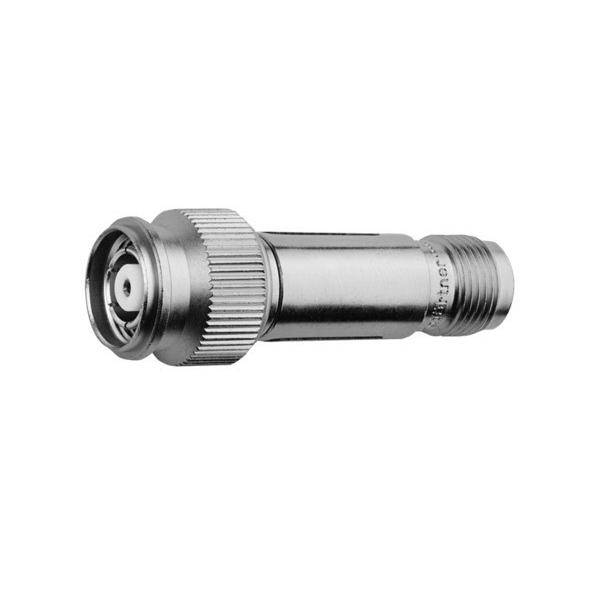 Ein silberner Koaxialkabelstecker mit einem verschraubten Metallgehäuse, der zum Anschluss von Kabeln an Geräte verwendet wird.