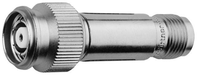 Eine Nahaufnahme eines metallischen, gerillten zylindrischen Objekts, das einem Klempnerbeschlag oder einem Teil einer mechanischen Vorrichtung ähnelt.