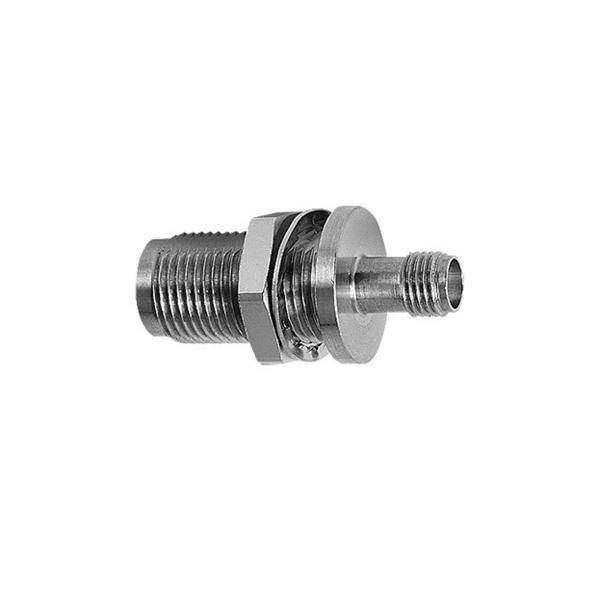 Ein silberner Metalladapter mit sechseckiger Befestigung und Gewindeenden, der zum Verbinden verschiedener Rohr- oder Schlauchgrößen in Rohrleitungssystemen verwendet wird.