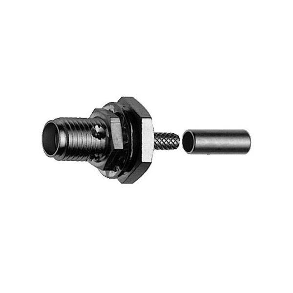 Ein BNC-Wandsteckverbinder mit einer Mutter und einem gekürzten Kabel, das geflochtene Abschirmung zeigt, zusammen mit einem Kabelschlauch.