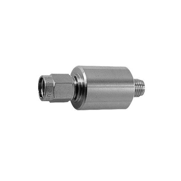 Eine metallische zylindrische Komponente mit Gewindeanschlüssen, wahrscheinlich Teil eines mechanischen oder sanitären Systems.