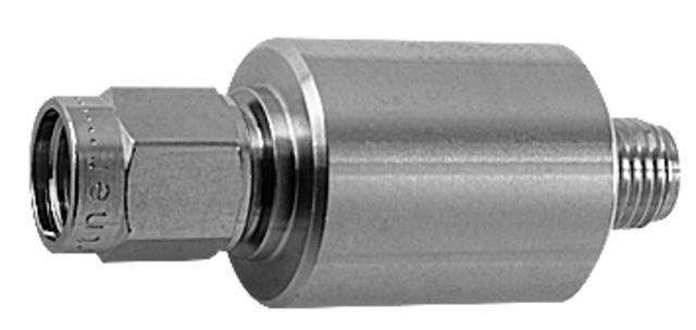 Ein Nahaufnahmebild einer zylindrischen Metallkomponente mit sechseckiger Vorsprung auf der linken Seite, vor einem weißen Hintergrund.