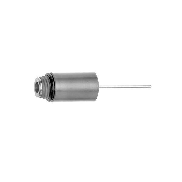 Eine zylindrische Metallkomponente mit einem hervorstehenden Stab, möglicherweise ein mechanisches Teil oder Werkzeug, vor einem weißen Hintergrund.