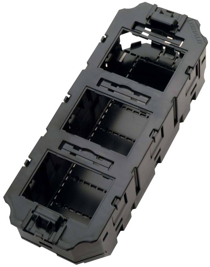 Ein schwarzer Kunststoff-Modulrahmen mit drei Öffnungen, konzipiert für elektrische oder Datenbuchsen, in einer Reihe angeordnet für vielseitige Installationen.