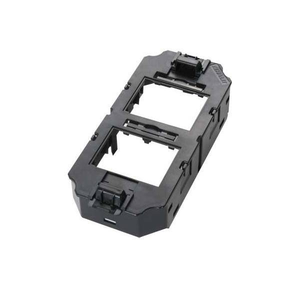 Eine schwarze, rechteckige Kunststoffhalterung mit zwei offenen Schlitzen, die zum seitlichen Nebeneinander-Montieren von zwei Geräten oder Komponenten konzipiert ist.