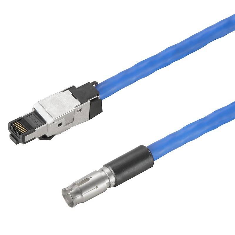 Ein blau Netzwerkkabel mit einem Anschluss an jedem Ende, einem RJ-45 und dem anderen BNC, das zur Verbindung verschiedener Netzwerkgeräte verwendet wird.