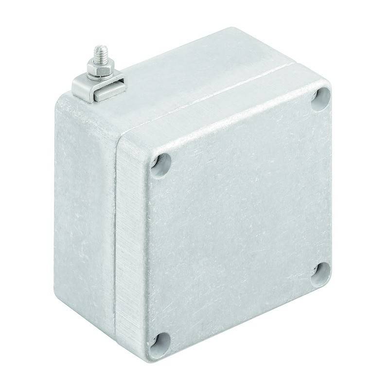 Eine Metallanschlussdose mit einer Gewindeschraube und einem Bolzen in der oberen linken Ecke, entwickelt zur Aufnahme von elektrischen Komponenten und zum Schutz von Verbindungen.