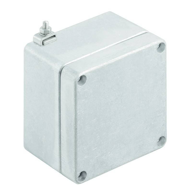 Metallische Elektro-Anschlussdose mit geschlossenem Deckel und einer Schraube in der linken oberen Ecke, geeignet für industrielle oder Außenanwendungen.
