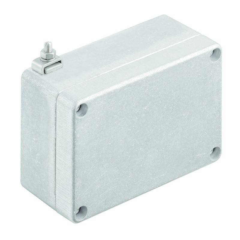 Ein metallisches rechteckiges Gehäuse mit einer Schraube in der oberen linken Ecke, das üblicherweise zur Unterbringung von elektrischen Komponenten verwendet wird.